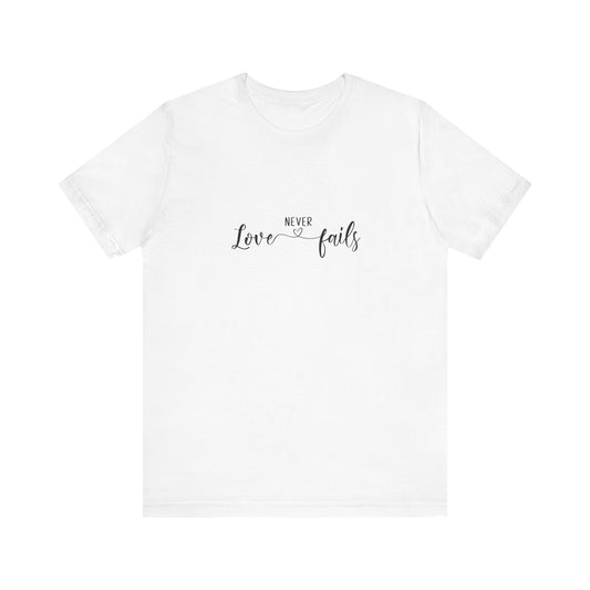 Love never fails - Tee